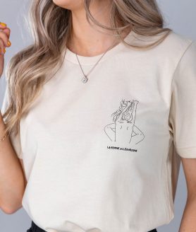 Jeune femme portant un nouveau t-shirt Optional Clothing