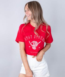 Jeune femme portant un nouveau t-shirt Optional Clothing