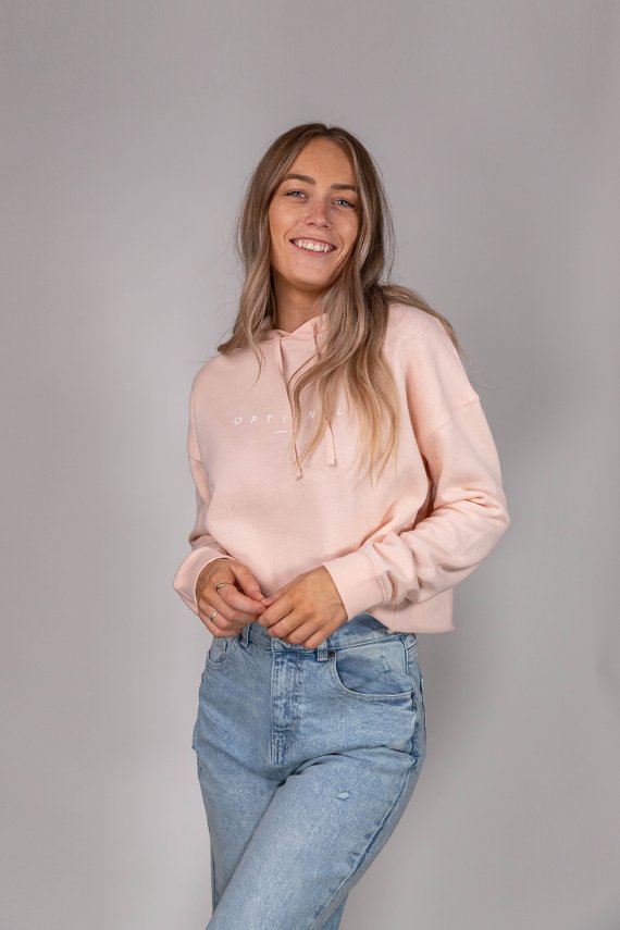 Jeune femme portant un nouveau crop top hoodie Optional Clothing