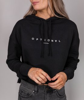 Jeune femme portant un nouveau crop top hoodie Optional Clothing