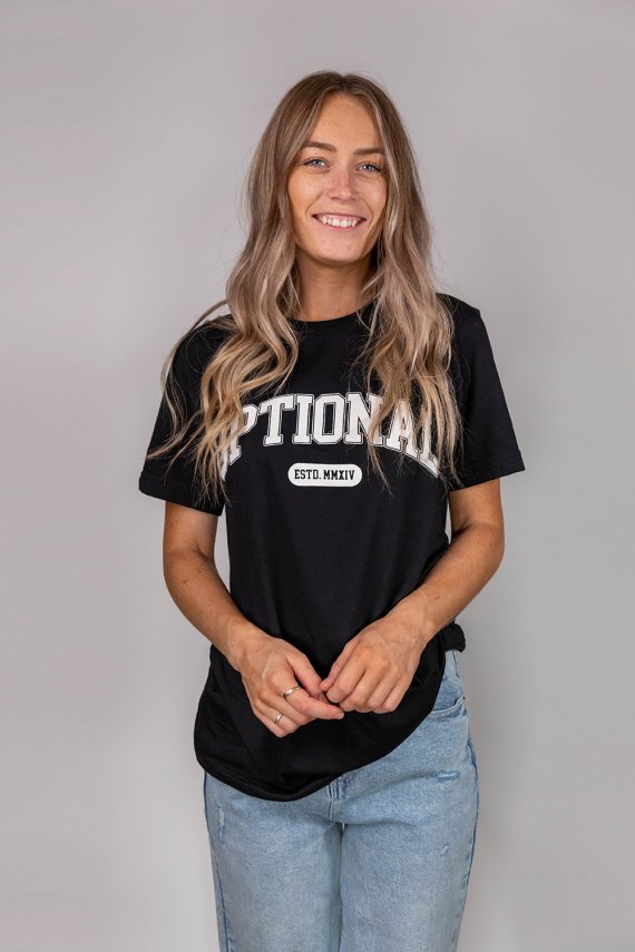 Jeune femme portant un nouveau t-shirt optional clothing