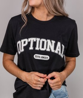 Jeune femme portant un nouveau t-shirt optional clothing