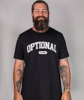 Jeune homme portant un nouveau t-shirt optional clothing