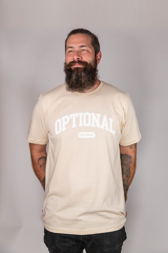 Jeune homme portant un nouveau t-shirt optional clothing