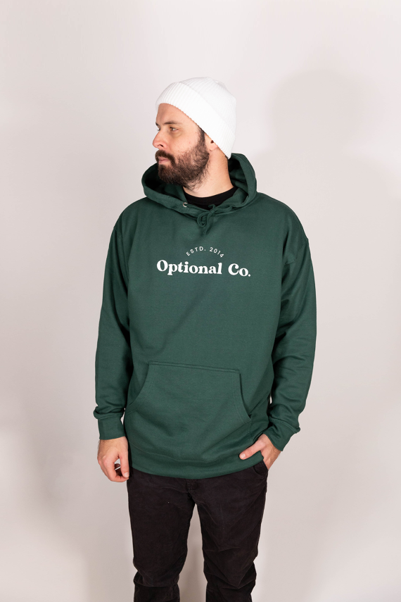 Jeune homme portant un nouveau hoodie optional clothing