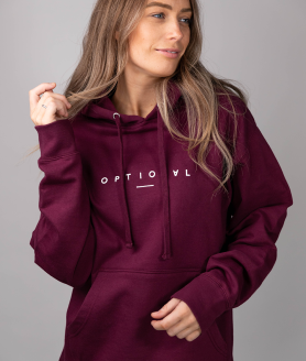 Jeune femme portant un nouveau hoodie optional clothing
